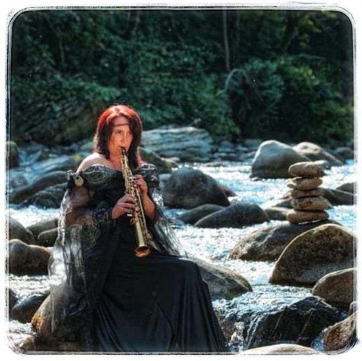 Myriam avec son saxophone soprano