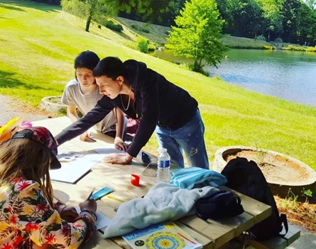 Floriane enseigne l'art aux enfants