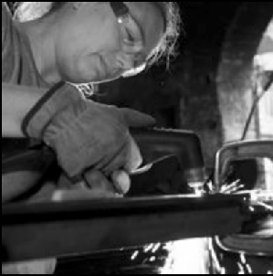 Nathalie soudant dans son atelier