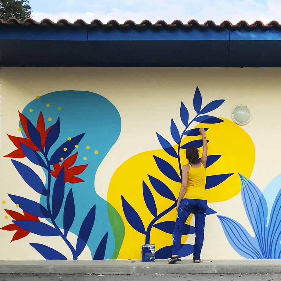 Perrine peignant une fresque murale