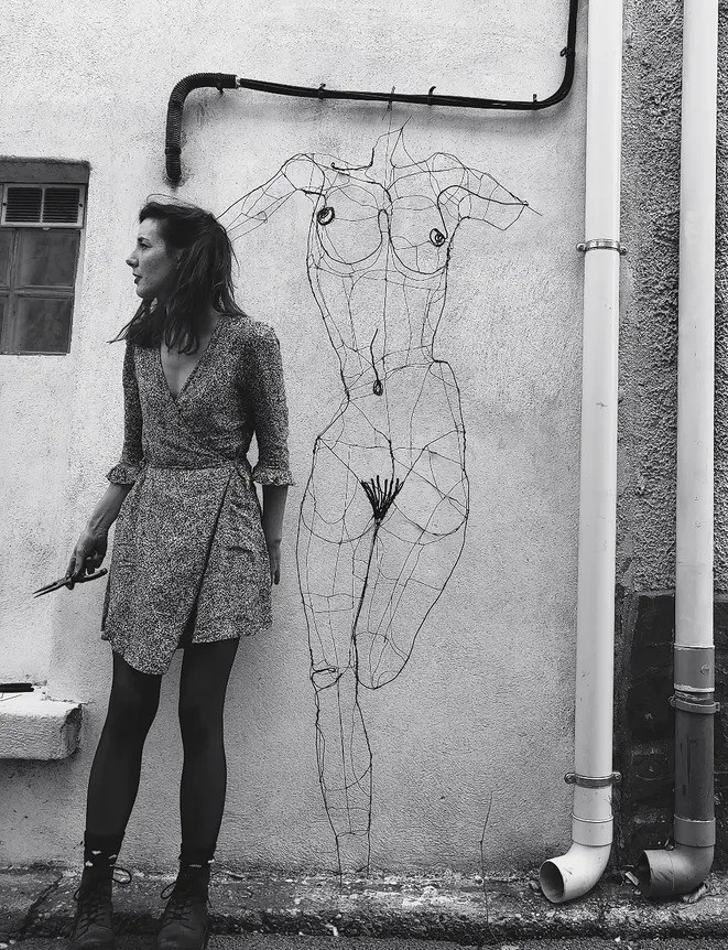 Julie – artiste sculpture en fil de fer